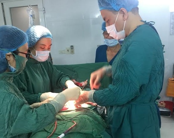 Nguoi phu nu phai cat toan bo tu cung vi khoi u xo nang 8 kg hinh anh