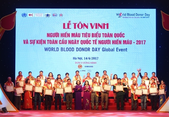 Ton vinh nguoi hien mau tieu bieu anh 2