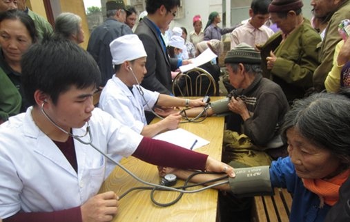 Bo Y te dua 7 bac si tinh nguyen dau tien ve vung kho khan hinh anh
