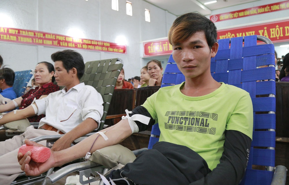 Cap vo chong vuot 50 km cung di hien mau cuu nguoi hinh anh