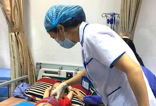 74 be trai mac sui mao ga tai Hung Yen hinh anh