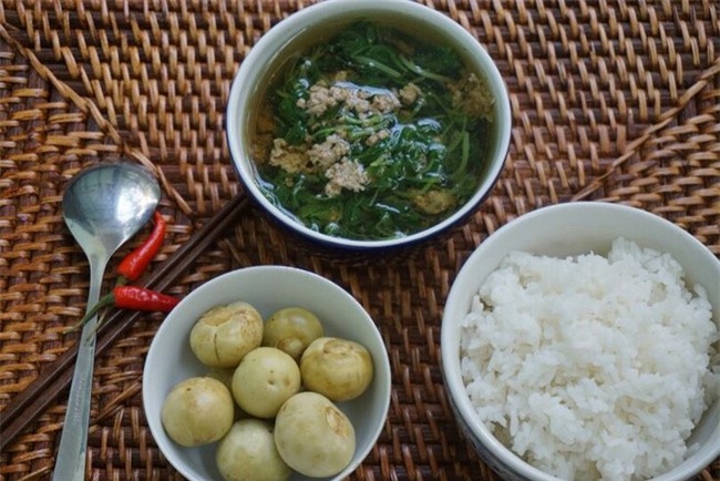 4 ly do khong nen an com chan canh hinh anh