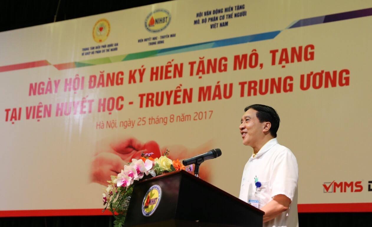 Gan 500 bac si, can bo y te dang ky hien tang hinh anh