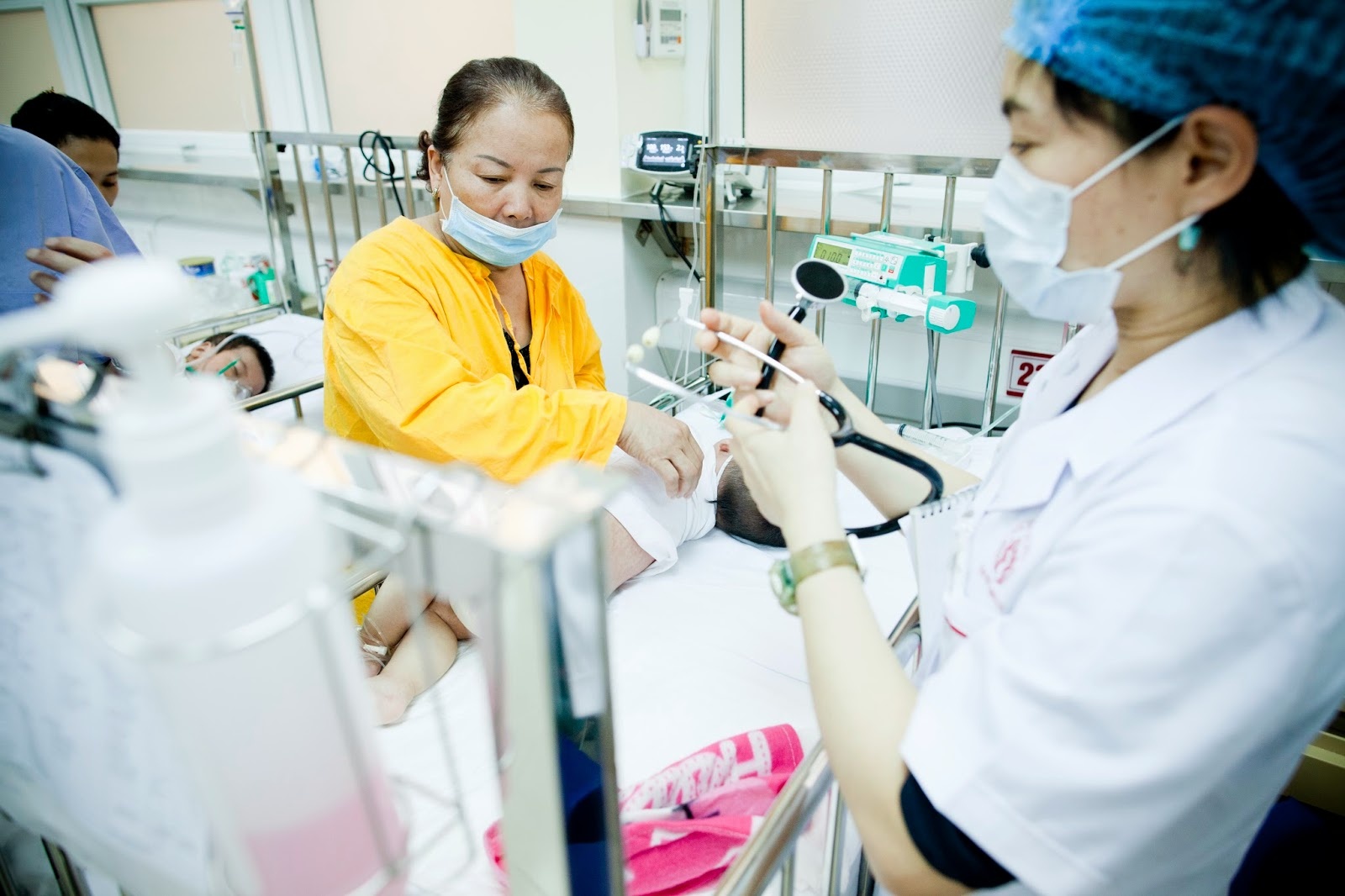 Cach phan biet benh soi va sot phat ban do virus hinh anh