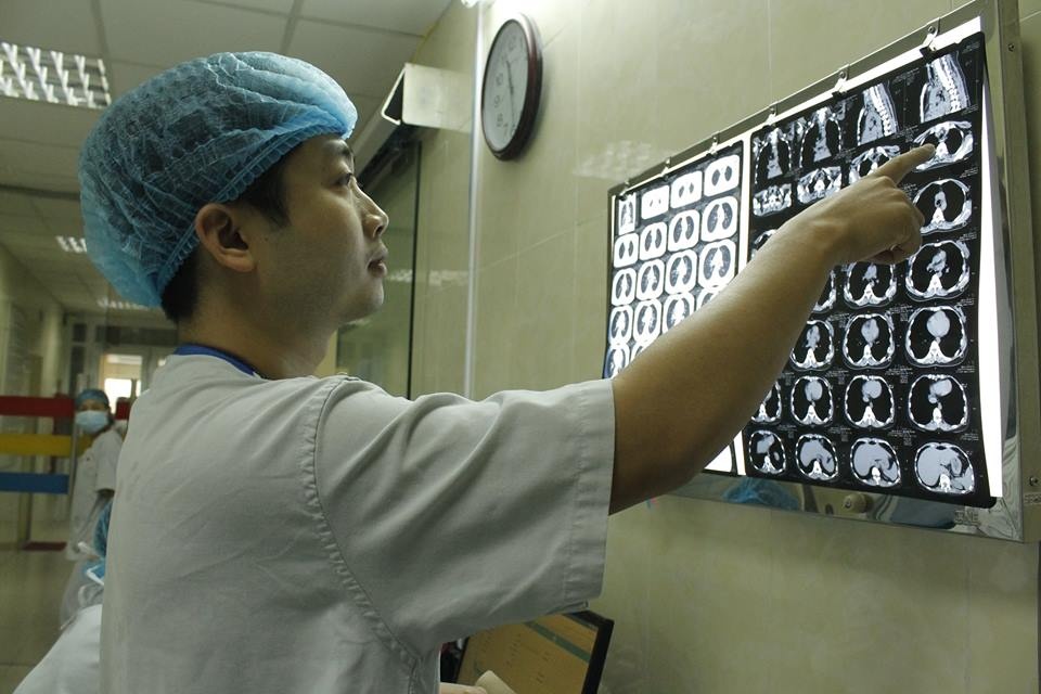 Nguoi phu nu suyt mat mang vi hoc xuong ga hinh anh