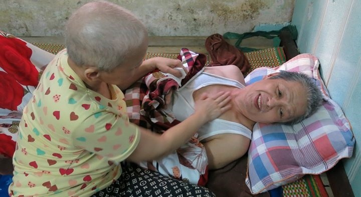 Nguoi phu nu chung song voi ung thu vu vi khong co tien dieu tri hinh anh