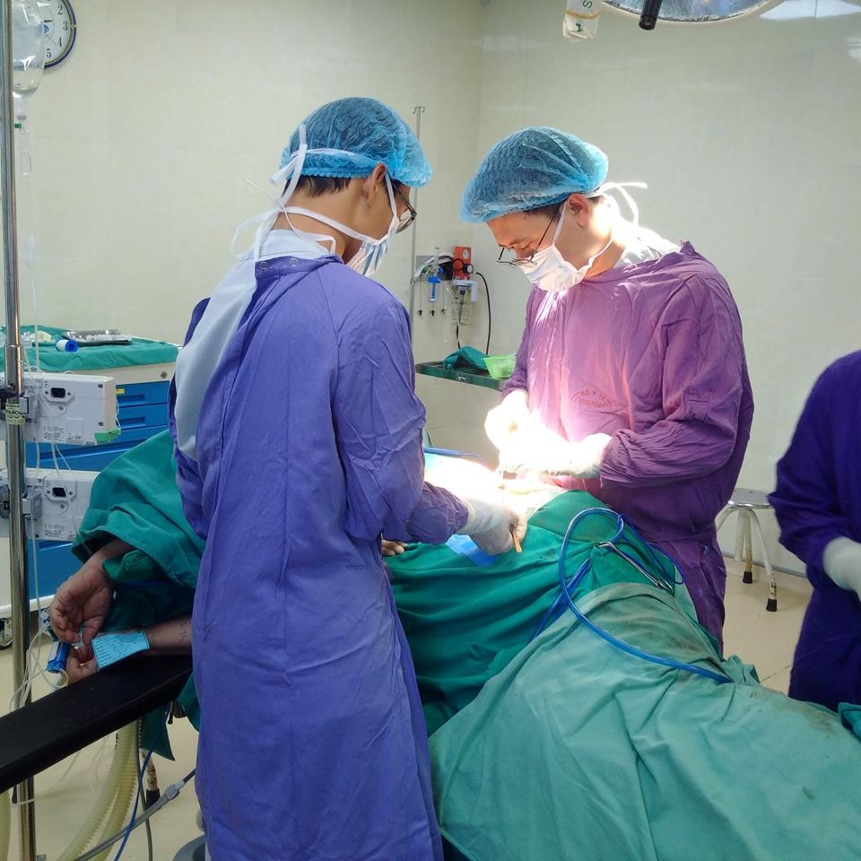 Di choi dem, co gai bi dan ban thung dai trang hinh anh
