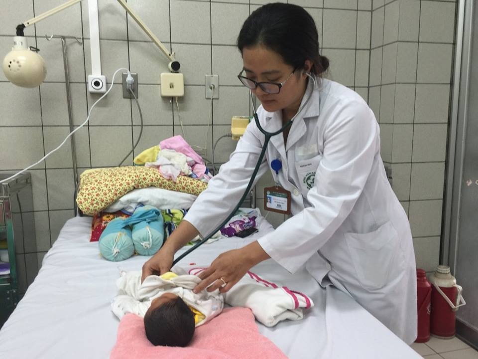 Hai benh nhi so sinh chuyen len tu Bac Ninh duoc xuat vien hinh anh