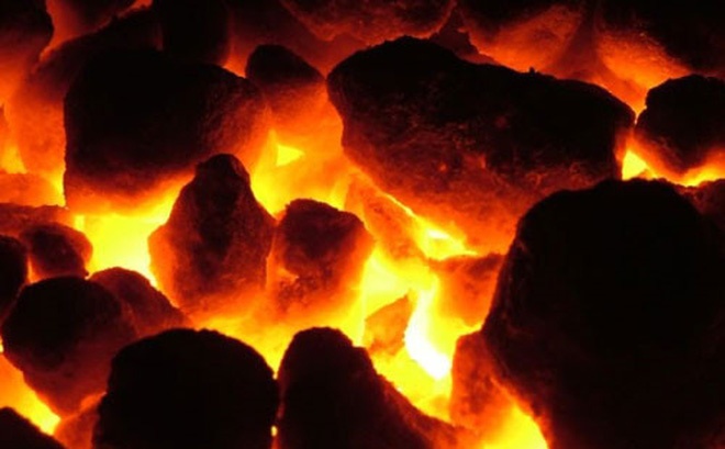 Nguoi dan ong bat tinh trong phong khi suoi am bang than hinh anh