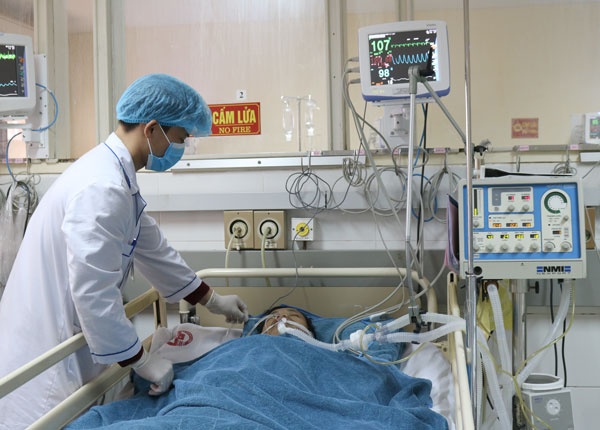 4 nguoi dong loat nhap vien do liet, hon me sau khi an so bien hinh anh