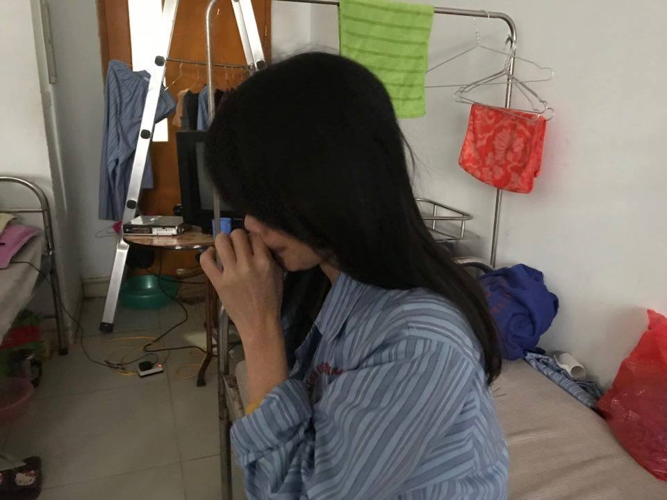 9X xinh dep nhap vien tam than vi ap luc cong viec, tinh cam truc trac hinh anh