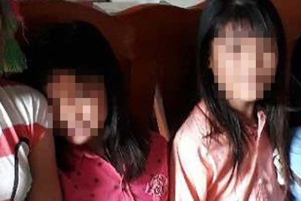 Cha me bat luc nhin con chiu canh khong biet minh la nam hay nu hinh anh