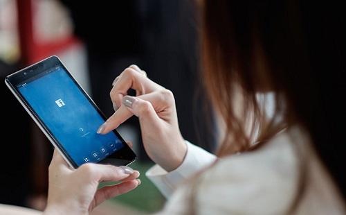 Dau hieu chung to ban nghien Facebook phai nhap vien tam than hinh anh