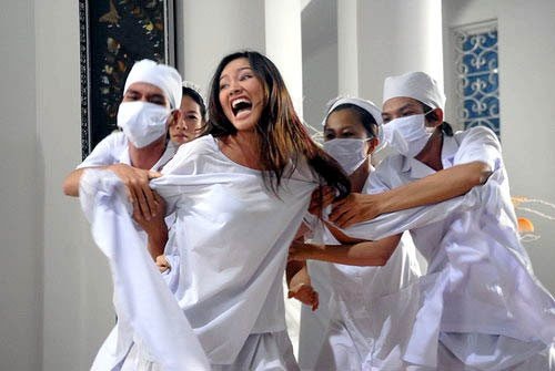 Co gai phat dien sau khi bi nguoi yeu phan boi, lua tien hinh anh