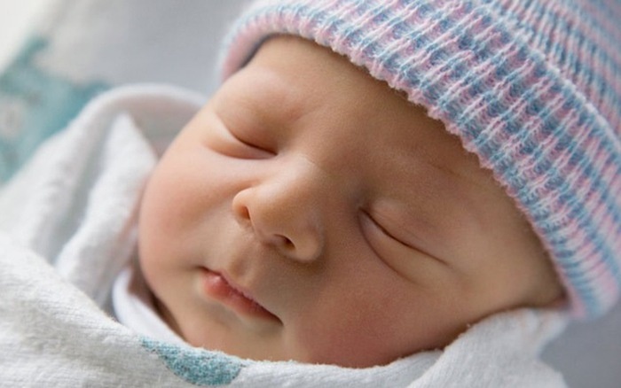 Sai lam khi tam cho tre so sinh vao ngay ret duoi 10 do C hinh anh