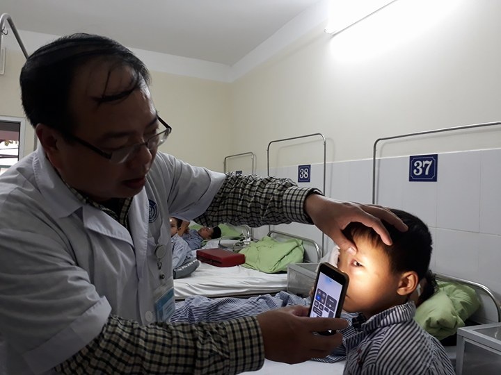 Be trai 8 tuoi bi cho de can anh 1