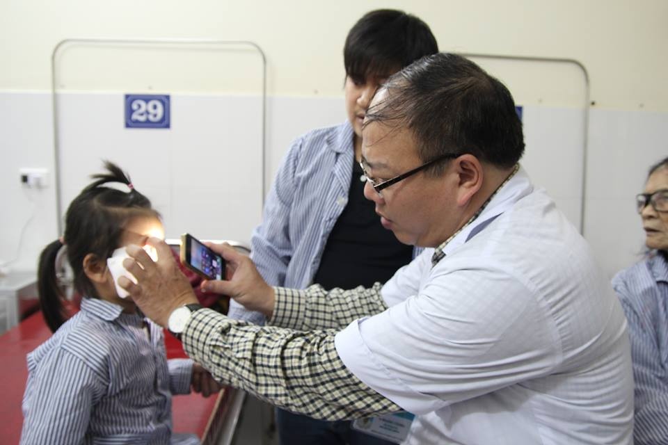 Choi dua cung ban, be gai bi coc dam thang vao mat hinh anh