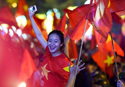 Meo lam diu con dau rat hong sau dem co vu bong da hinh anh