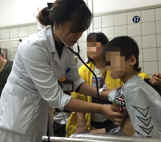 Be trai nguy kich do tan mau cap sau khi an thit bo kho hinh anh