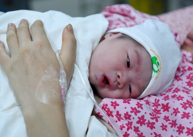 Bé trai nuốt đinh ảnh 1 Be trai nuot dinh anh 1