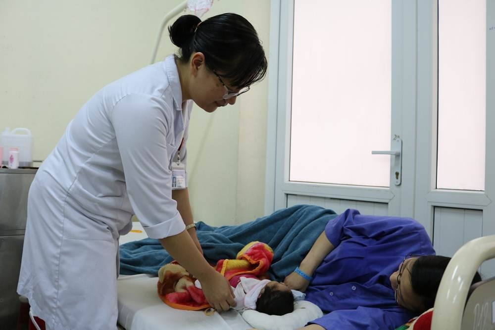 Cuu song san phu bi vo tu cung hinh anh