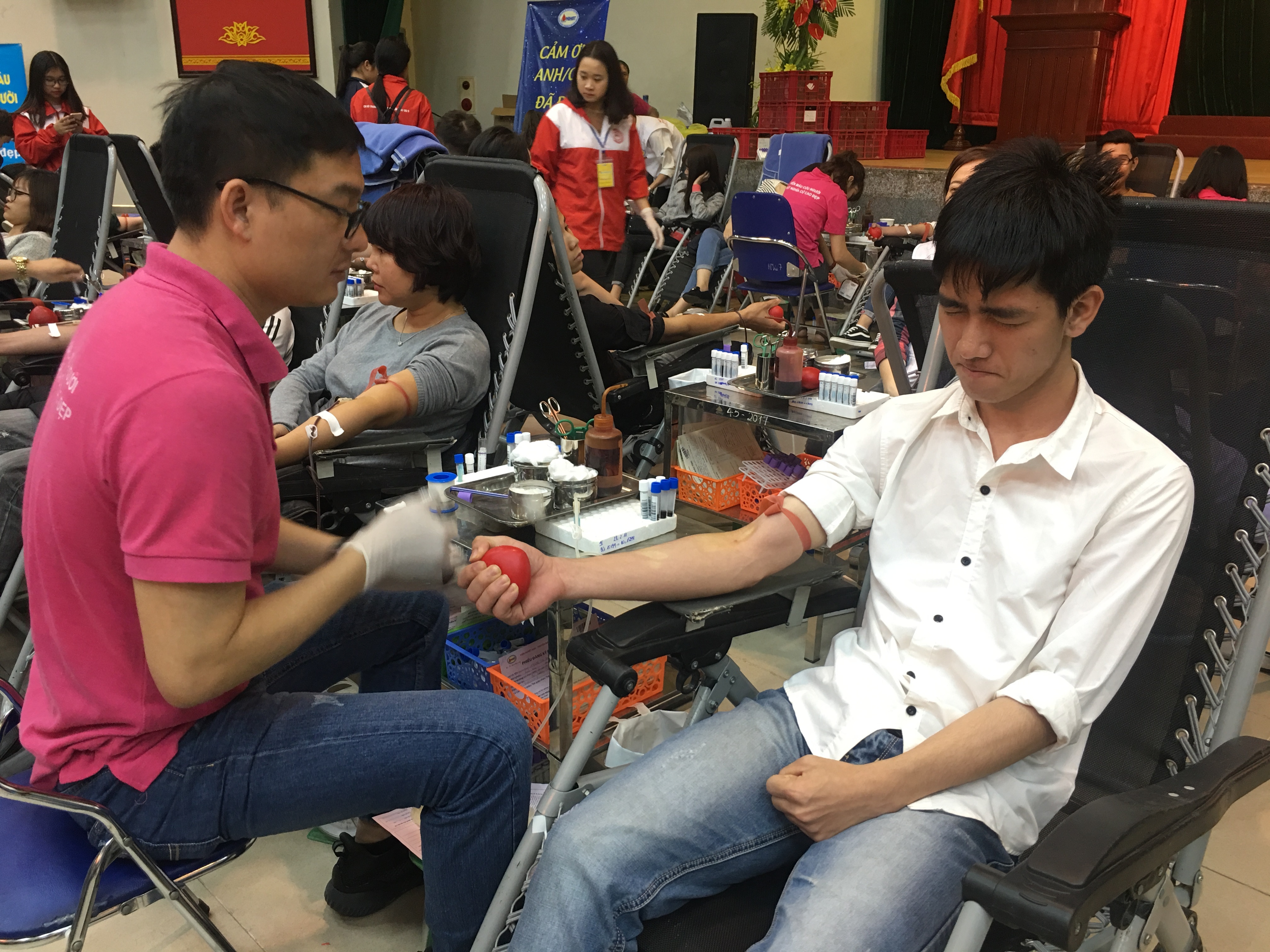 Nam sinh nham mat so hai khi lan dau di hien mau hinh anh