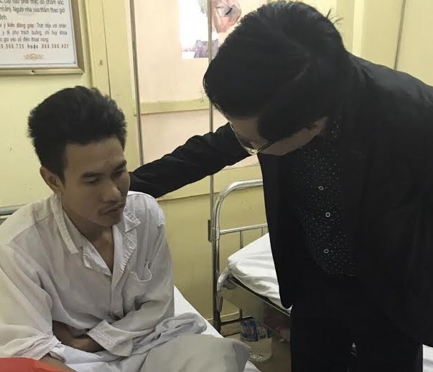 Bao ve Benh vien K hanh hung con trai benh nhan hinh anh