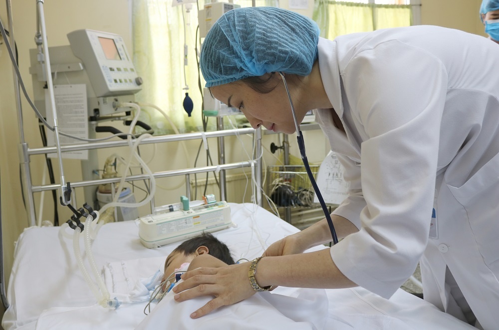 Be trai 3 tuoi hon me sau do gia dinh chua bong bang thuoc nam hinh anh