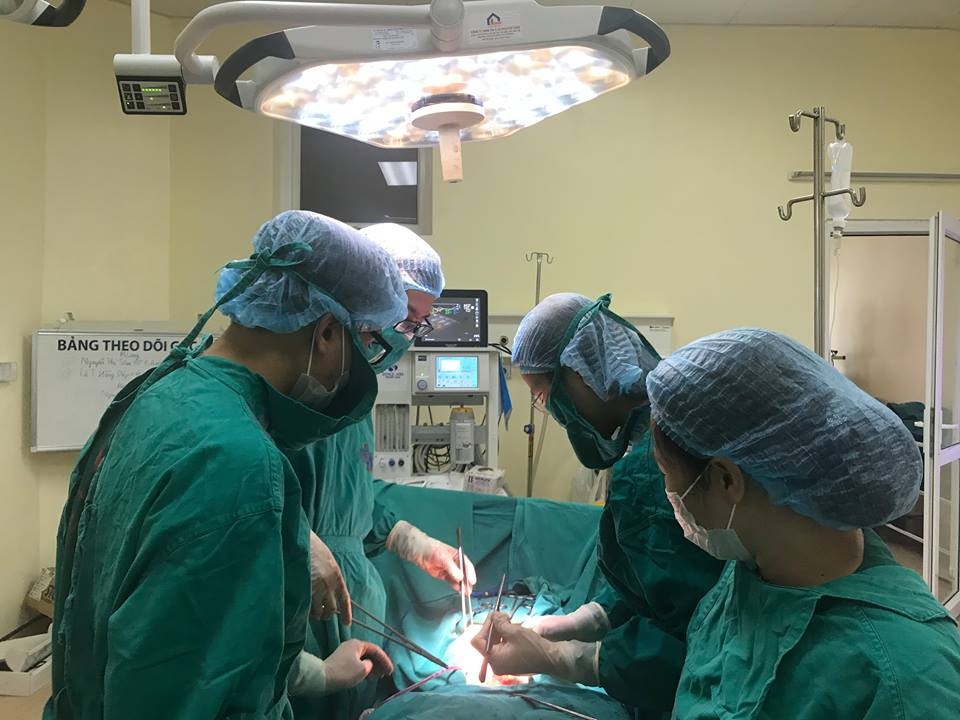 Nguoi phu nu mang khoi u co tu cung nang 7 kg hinh anh