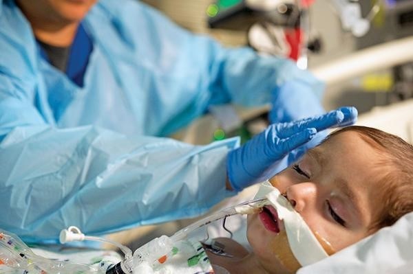 Uong oresol pha sai cach, be gai li bi nhap vien cap cuu hinh anh