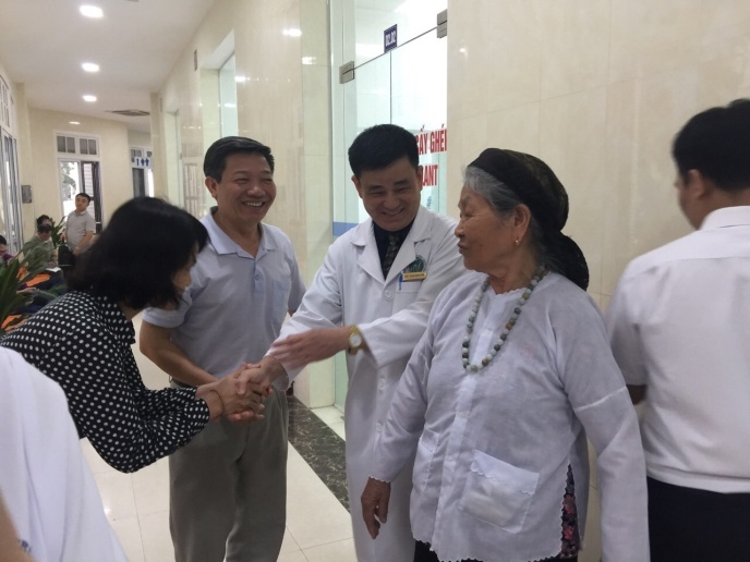 Cấy ghép răng cho cụ bà ảnh 2 Cay ghep rang cho cu ba anh 2