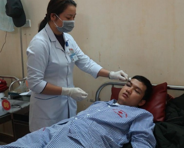 Cha benh nhi danh bac si chan thuong so nao, Bo Y te vao cuoc hinh anh