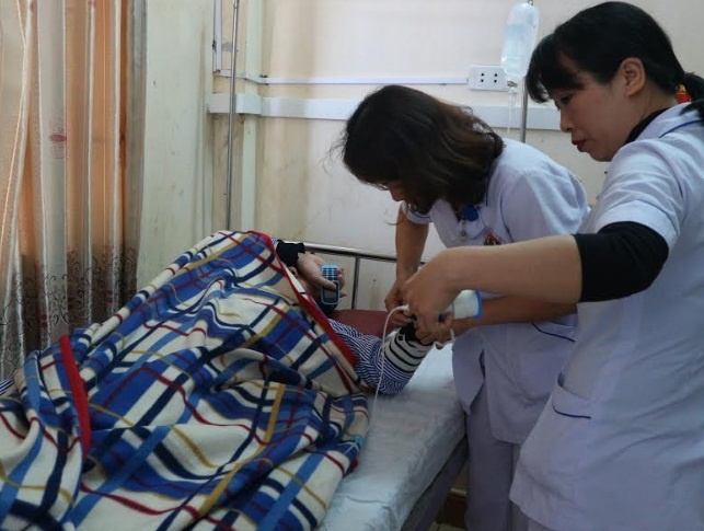 Bố bệnh nhi đánh bác sĩ chấn thương sọ não ảnh 2 Bo benh nhi danh bac si chan thuong so nao anh 2