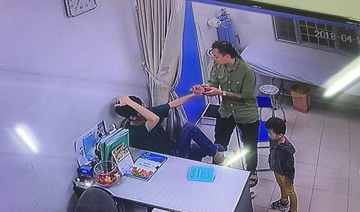 Dang kham, bac si bi nguoi nha benh nhi dam lien tiep vao mat hinh anh