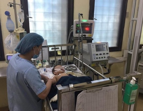 Bé gái 8 tháng tuổi bị thanh sắt rỉ bắn vào má ảnh 2 Be gai 8 thang tuoi bi thanh sat ri ban vao ma anh 2