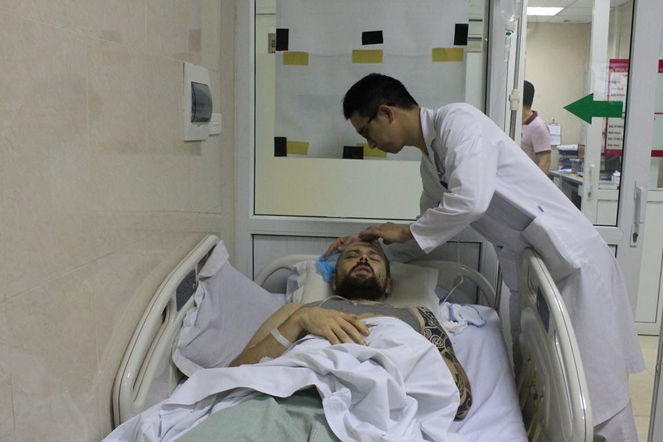 người đàn ông nước ngoài nằm hôn mê bên lề đường ảnh 1 nguoi dan ong nuoc ngoai nam hon me ben le duong anh 1