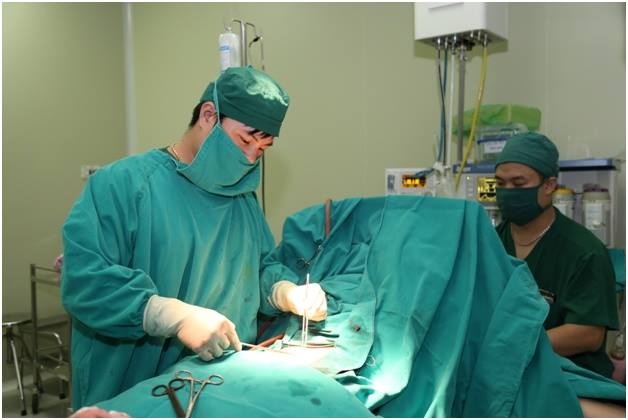 Thai nhi 8 tuan gay vo tu cung hiem gap hinh anh