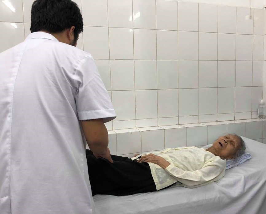 Thay khop hang ban phan cho cu ba 104 tuoi bi gay co xuong dui hinh anh