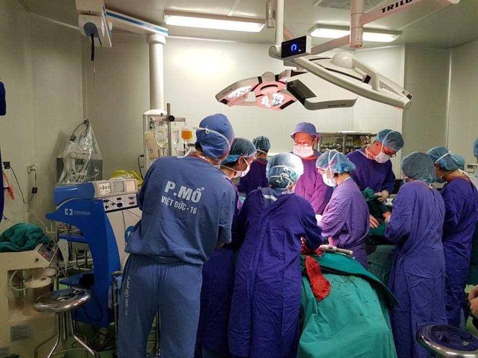 Khối u khổng lồ đè toàn bộ phần lưng ảnh 2 Khoi u khong lo de toan bo phan lung anh 2