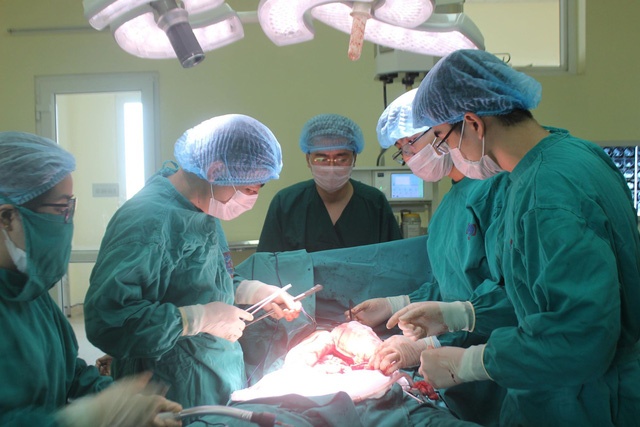 Nguoi dan ong phat hien khoi u hon 10 kg sau khi bi day bung keo dai hinh anh