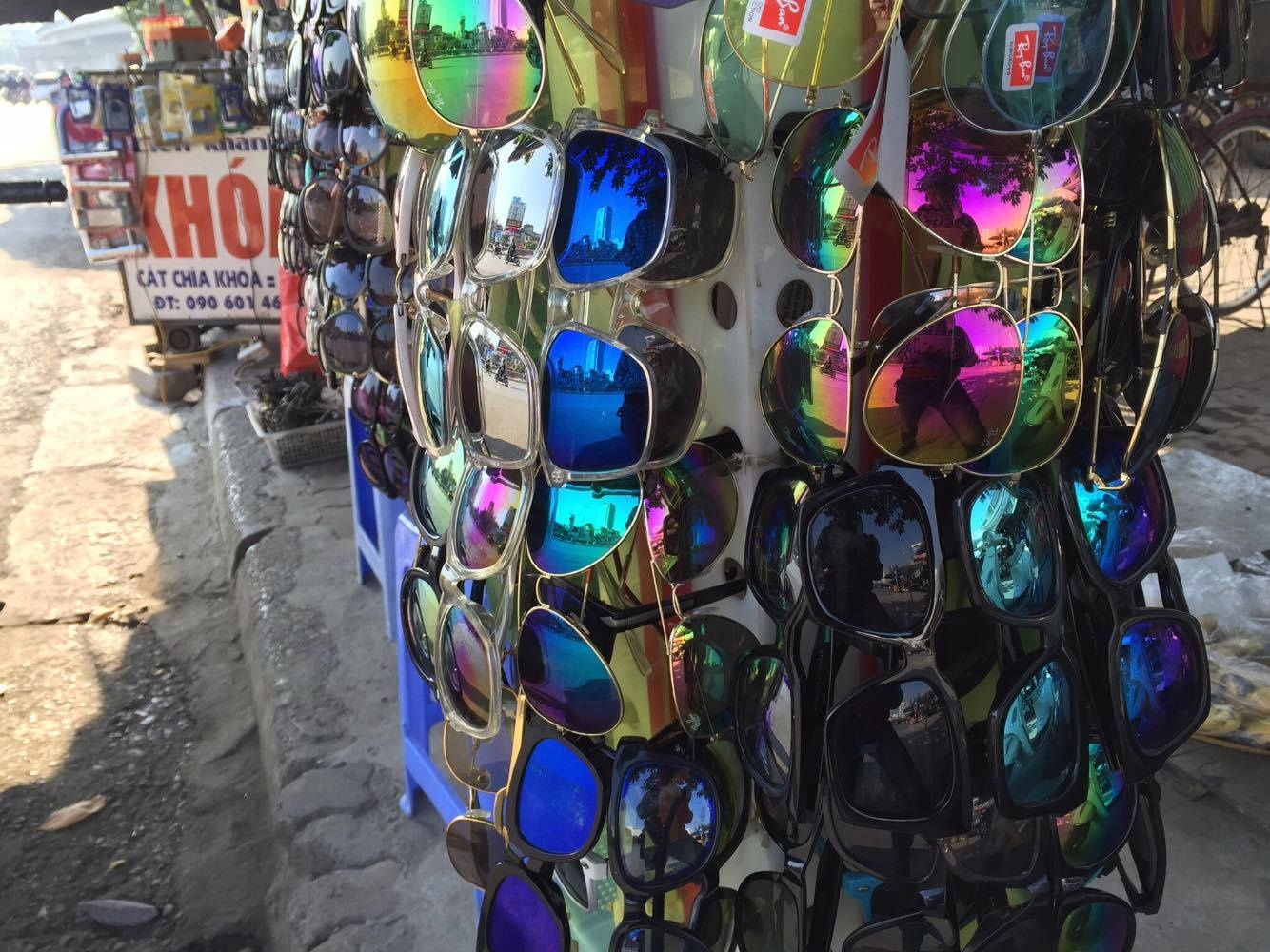 Deo kinh ram re tien hai mat the nao? hinh anh