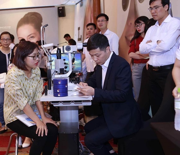 Đeo kính râm rẻ tiền ảnh 1 Deo kinh ram re tien anh 1