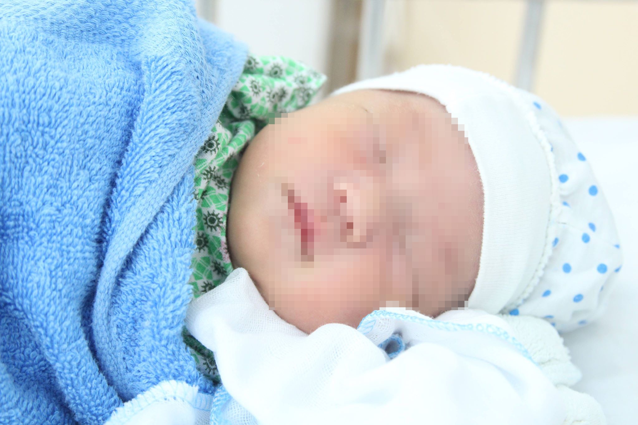 Hai bé sơ sinh bị mẹ ruột bỏ lại bệnh viện ảnh 1 Hai be so sinh bi me ruot bo lai benh vien anh 1