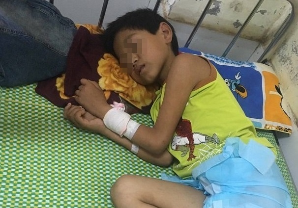 Bé trai 11 tuổi hôn mê sâu sau khi uống rượu ảnh 1 Be trai 11 tuoi hon me sau sau khi uong ruou anh 1