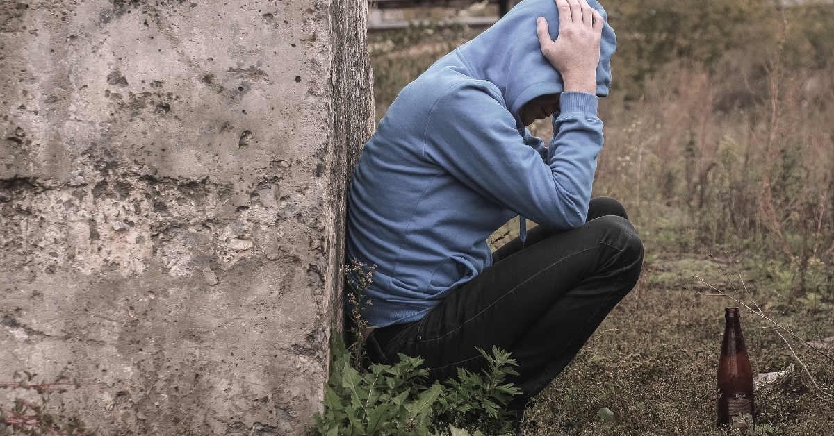 28 tuoi nhap vien tam than vi uong ruou tu khi moi day thi hinh anh