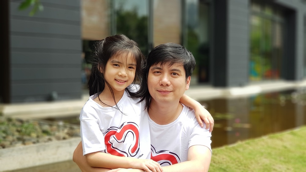 Chang trai tro thanh 'ngan hang mau song' vi mang nhom mau hiem hinh anh