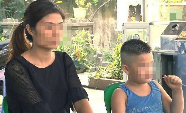 Trao nham con o benh vien: Mot gia dinh chua dong y tra con hinh anh