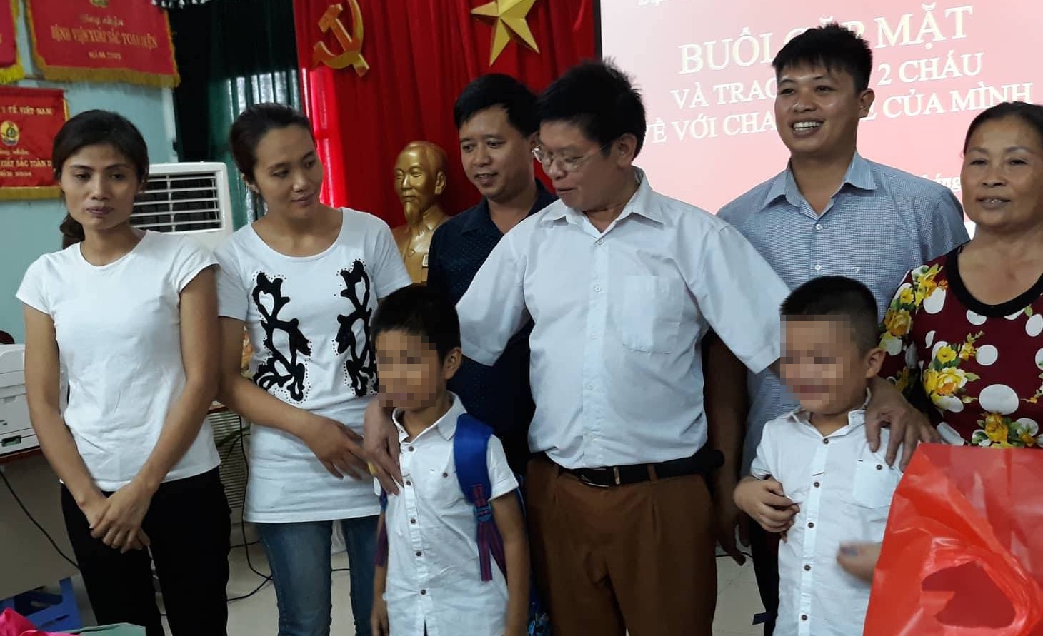 Chinh thuc trao doi hai chau be trong vu nham con anh 2