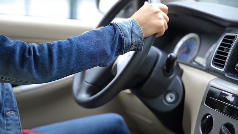 Cuu song nam tai xe bi vo tim khi dang lai xe hinh anh