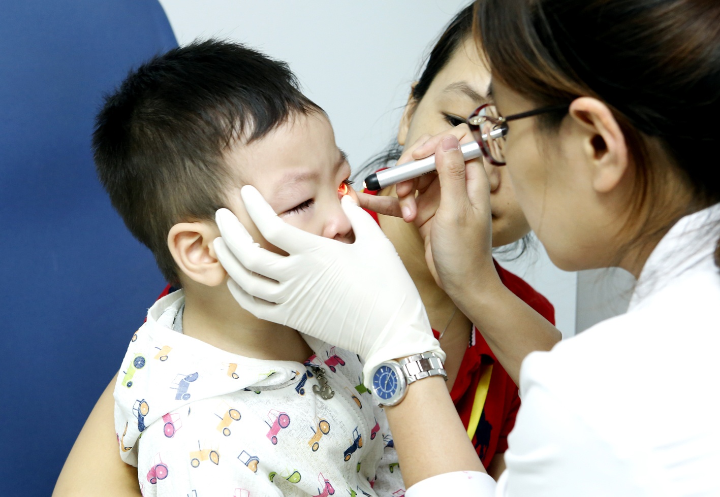 Nhieu tre nho mat thi luc vinh vien do khong duoc chua tri kip thoi hinh anh